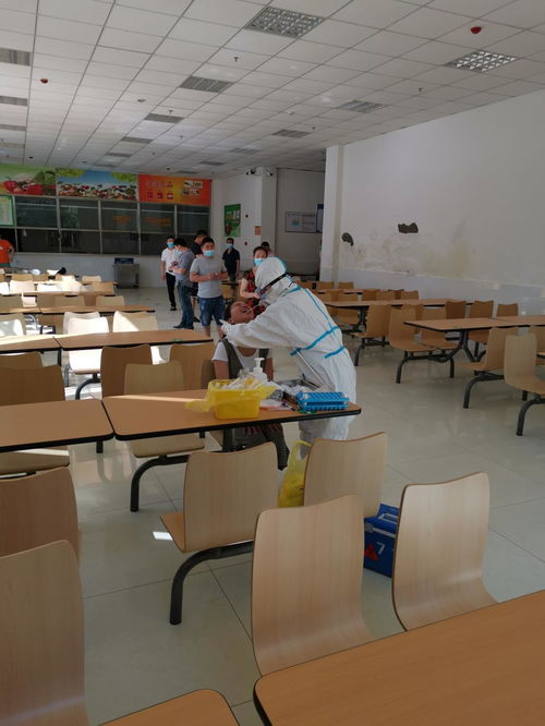 后勤服務(wù)集團(tuán)首批餐飲服務(wù)人員成功通過核酸檢測(cè)，筑牢餐飲安全防線